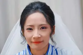 何国芳，加油！ 工作人员你好，本视频为真实记录，经过本人同意发布，无不任何不良引导。只为能让大家一起为她加油！她叫何国芳，因为生病一个人在屋里无法外出，我想给她过次生日，希望她能振作起来，也希望大家跟我一直为她加油，希望她早日好起来。#爱心传递 #记录生活视频封面
