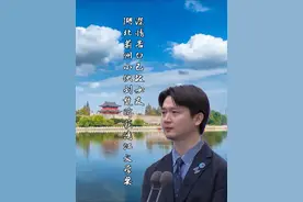 “越过山丘，才发现无人等候。”湖北荆州小伙#刘楚昕 获#漓江文学奖 ，哽咽追忆已故女友感动全网。原来很多事情只有后来才明白，人生的许多遗憾，都藏在当时未知全意的歌词里。 #漓江文学奖 #获奖作家刘楚昕哽咽回忆已故女友 #山丘李宗盛视频封面