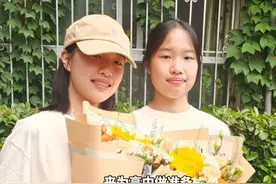（原创采访）武汉双胞胎姐妹中考均获超高分，一个高分保护，一个640分。二人每月都定期去图书馆，假期会预习，为高中做准备。视频封面