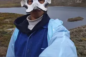 男子捡牛头骨当面具不料是盆骨 网友：热脸贴冷屁股了 【近日，四川甘孜，李先生穿越格聂南线时捡到一块骨头，他以为是牛头骨，当做面具戴在脸上。发布视频后，被网友指出那不是牛头骨，而是盆骨，并笑称“热脸贴冷屁股了”。10月6日，李先生告诉北青报，起初戴上还觉得自己很帅，得知真相心里五味杂陈，还被同伴疯狂嘲笑。】视频封面