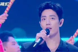 #湾区升明月天地龙鳞舞台 “湾区升明月”2024湾区升明月大湾区电影音乐晚会，王力宏、杜德伟、白举纲、李治廷、希林娜依·高、周柏豪、杜江、王祖蓝、肖战、屠洪刚、黄晓明、叶童、韦唯等群星带来《天地龙鳞》舞台，太有气势啦！龙的血脉蔚然成林，龙的传人听得满满自豪！#2024湾区升明月大湾区电影音乐晚会 #2024湾区升明月