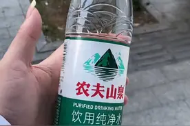 11月19日，农夫山泉创始人钟睒睒在江西赣州出席活动时表示，生产绿瓶水是一气之下的决定，不值钱，不适合长期饮用。#农夫山泉#矿泉水#农夫山泉绿瓶水#钟睒睒视频封面
