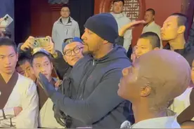 “甲亢哥”去少林寺学金枪锁喉，保镖提心吊胆一直说轻点#河南dou知道视频封面