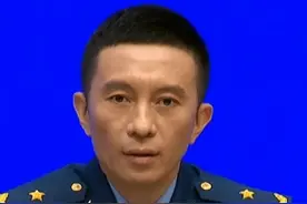 阅兵由徒步方队装备方队空中梯队组成！