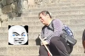 大姐爬泰山累得嚎啕大哭 游客出谋划策让大姐 “划下山” 大姐：你别说 这个办法真不孬视频封面