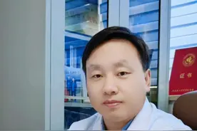 肝癌患者 饮食注意事项 肝癌患者治疗期间饮食营养的基本原则是：戒烟戒酒；饮食多样化，少食多餐；多进食新鲜水果蔬菜，保证营养均衡及足够的热量；避免辛辣刺激、生冷和坚硬的食物。#硬核健康科普行动 #医疗健康创作训练营 #肝癌 #肝癌饮食 #肝胆视频封面