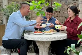 吃饭要等人到齐，这是一种礼节，更是一份尊重，十条餐桌礼仪，让孩子从小就懂礼貌！#孩子教育 #餐桌礼仪 #正能量 #我的乡村生活