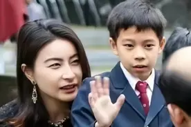 郭晶晶和霍启刚的儿子霍中曦，才是豪门嫡长子的高配版吧！视频封面