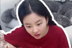 欢乐下酒小游戏：守门员。守门员摇两个骰子来决定进球范围（两个骰子的中间数，例如2和5，进球范围就是3/4），对手摇三个骰子决定进球数量，进几个球守门员提几杯，如果不进进攻方提三杯~！#情侣日常#酒桌游戏#万物皆可干杯沱牌@舍得官方旗舰店