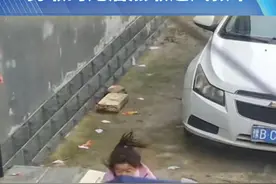 3岁女儿的伞被大狂风刮走，勇敢的她居然敢迎风救伞。妈妈:已教育!伞丢了就不要了#女儿 #万万没想到 #大风 （来源@段灬小静 ）视频封面