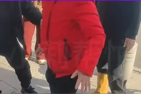 3月17日 采访 安徽六安 ＂这一步，她走了50年！＂女孩记录５３岁妈妈第一次脱拐行走 这个笑容足以说明一切。“这就是现代医学的意义 也是我和姐姐长大的意义吧！” @方脸小琦视频封面