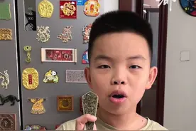 【北京“小孩哥”走红网络 他用冰箱贴在家搭了座“博物馆”】几天来，一名北京男孩儿介绍在家用冰箱贴打造“古代中国基本陈列馆”的视频火了。视频里，男孩儿自信满满地站在文博冰箱贴前，对每一件文物的名字、年代如数家珍，引发了众多网友的关注和点赞。孩子小名叫核桃，今年10岁，上小学五年级了，一家人住在北京通州。视频中这满满一冰箱门的冰箱贴，都是父子俩在各个博物馆的文创店买的，这些年已经累计有70多个了。男孩父亲赵先生说，在逛博物馆的过程中，并不满足于“打卡式”的游览，认为重要的是让孩子真正对历史感兴趣。#北京小孩哥用冰箱贴在家搭了座博物馆视频封面