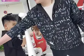 童锦程4.6晚上开播了， 今天主打拳击比赛 拳拳到肉~ 
第二十段视频封面