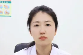 身上经常痒的不行，一到晚上还起红疹子，这可不是长虱子了，很可能是#干性湿疹。#湿疹#止痒#涨知识#抖出健康知识宝藏视频封面