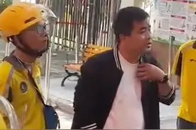 小伙身体有缺陷坚持送外卖谋生， 入职早会上站长向骑手们喊话：他碰到困难你们停下来帮他一下，你们不要笑他，谁歧视他我弄你（来源：@美团一只小熊熊 ）视频封面