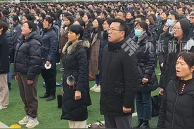 2月10日，#黄旭华母校现任校长赶到武汉送别 ： 再远我们也会来，送黄老最后一程。#黄旭华高中母校举行悼念仪式