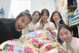 12月15日（发布），山东青岛。老师休产假前一天收到学生们一针一线缝制的“百家被”。#新生宝宝 #生孩子 #百家被 #送礼物 #大学生