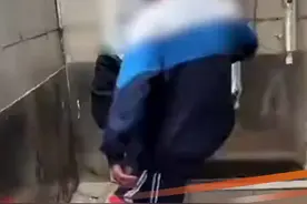 近日，10岁的龙龙（化名）和同学在课间玩闹时，不小心被同学踢到了“蛋蛋”。顿时感到右侧睾丸一阵剧烈疼痛，送院后发现已碎成“果冻”！#男童  #睾丸  #性教育  #睾丸外伤 @抖音短视频 @DOU+小助手视频封面