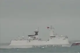 4月1日下午，福建海警组织舰艇编队位东引岛、乌丘屿附近海域开展综合执法巡查，重点开展查证识别、登临拿检、管控驱离等科目演练，检验快速反应、应急处置能力。福建海警闽南语喊话台湾巡逻船，搞“台独”就是死路一条！（央视新闻）视频封面