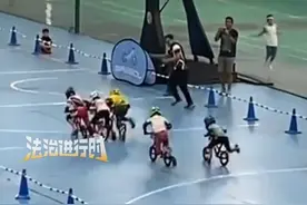 儿童平衡车比赛选手踢人致对方摔倒 知情人放出此前比赛视频“对方说第一天踢了他 他要踢回来” 孩子腿划破 车摔坏了对方拒绝赔偿（郭）