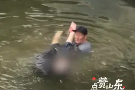 点赞山东｜11月19日，山东潍坊，68岁保洁大爷跳河勇救落水女子，目击者：“这么大年龄，这么冷的天，他义无反顾跑去救人，佩服！”大爷回应救人：“心里什么也没想，救人要紧。”救人已成为一种本能，为大爷点赞！@潍坊融媒 @平~安~福 #见义勇为 #点赞山东 #救人视频封面