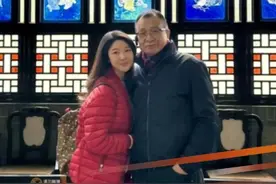 近日，香港知名演员许绍雄携妻女回到广东顺德，参观妻子祖上产业清晖园。此前曾认证：鲁迅是他姑爷爷。#许绍雄视频封面