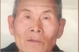 七旬老人在西安失联，穿灰色衣服，戴帽子，提红色袋子图片