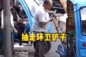 8月8日，四川成都一男子手持菜刀出现在人群中，辅警符杰上前呵斥，与其对峙！关键时刻，多名路人挺身而出…视频封面