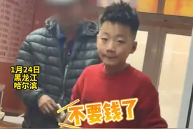 寒冬看到衣着简陋的老人进自家店吃面，男孩哭着问妈妈：能不收他钱吗？ 妈妈：行！为他的善良感到#自豪和感动 ！#总有温暖在身边 #暖心 #善良的孩子  （视频来源：@麻辣烫研究所。(翁女士) ）视频封面