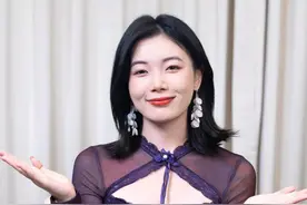 非洲又挖出巨钻 钻石原石排名刷新 非洲博茨瓦纳又挖出巨钻！
2492克拉钻石原石刷新了世界巨钻排名，目前暂列第二。
初步估计最少值4000万美元~
-
关注阿雅，买珠宝不被耍
#钻石  #巨钻  #非洲钻石   #库里南   #涨知识视频封面