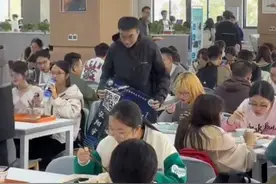 11月19日，#社牛博士生回应在武大食堂高调拉票  ：在武大十年，第一次有机会参加，珍惜机会。视频封面