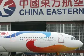东航空姐自曝和乘务长大巴上互殴，质疑公司处理不公：扣分有差异视频封面