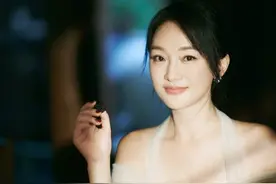 周迅50岁生图惊艳全网，正是迷死人的年纪，连衣裙勾勒超辣身材视频封面
