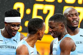 博茨瓦纳首夺田径世锦赛男子4x400接力金牌 2025年#东京田径世锦赛 最后一天大雨倾盆，男子4x400米接力决赛，#博茨瓦纳 最后一棒克比纳奇比狂追本杰明390米，以0.07秒的优势逆袭夺冠！#美国 2分57秒83的赛季最佳获得银牌，南非同为2分57秒83，千分位之差获得铜牌。#田径 @DOU+小助手 @抖音短视频