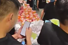 外卖大战再升级！商家一天售完半年库存，消费者“0元购”薅羊毛冰箱爆棚。  #外卖 #爆单了爆单了