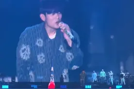 7月9日，周杰伦宣布正式入驻抖音，账号"周同学"公开后15分钟内涨粉5万。此前网络盛传抖音以九位数天价签约，但经紫牛新闻求证，抖音相关负责人明确否认"消息不实"。周杰伦歌迷会亦曾发文打假非官方账号，强调"静候官方消息"。今年恰逢周杰伦出道25周年，此次入驻引发歌迷热议。此前有私密账号提前曝光，其二次元头像与周杰伦官方形象一致，但签约金额传闻最终被证伪。