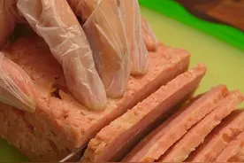 只用两斤肉就能做出这么多的午餐肉，自己在家做的也特别紧实Q弹，材料简单没添加，宝宝可以放心炫！#辅食 #自制午餐肉视频封面
