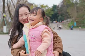 熊二新学了一个换尿不湿的方法，今天就教给姚妹，冷天带娃出门换尿不湿就不冷了#记录女儿的点点滴滴 #出门遛娃 #穿尿不湿的不好惹视频封面