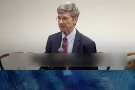 【一语中的｜美国经济学家：美国无法阻止中国崛起】 近日，美国著名经济学家杰弗里·萨克斯（Jeffrey Sachs）在讨论中美关系时表示，中国在许多领域已经处于全球领先地位。他指出，尽管美国可能会继续采取措施试图遏制打压中国的发展，但中国的崛起已经势不可挡，无法被阻止。#中美关系视频封面