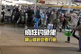 小姐姐自拍竟引来钓鱼佬把鱼钓光#钓鱼 #搞笑 #社死现场视频封面