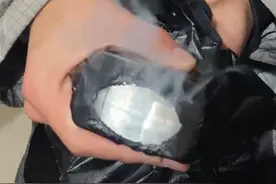 3月20日（发布） 江苏 “听说相机闪光灯很厉害？”打开瞬间 黑色塑料袋立马烧出一个大窟窿，网友：这得要多大功率的设备啊？#闪光灯视频封面