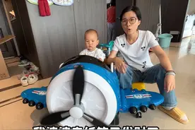 隔辈亲才是真的亲，婆婆用攒半年纸箱子赚的钱，全款给孙子买飞机视频封面