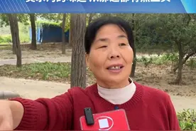 污水积满路面，影响市民通行。“臭水沟的味道，从那过都有点上头”市政：污水主管网堵塞，清理出大量混凝土块和防尘网布。视频封面