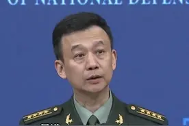 【国防部例行记者会】中美两军交往正在按计划推进 3月27日下午，国防部举行例行记者会，就近期中外军事热点回答记者提问。在记者会上，有记者关切中美两军近期是否会开展重要交往活动？对此，国防部新闻发言人吴谦介绍，关于中美两军交往，双方已经有了一些初步共识，正在按计划推进。视频封面