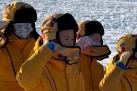 敬礼！12月28日，黑龙江漠河，“小砂糖橘”向边防哨兵敬礼，“兵哥哥”暖心回应。小孩哥：我爷爷是军人，我爸爸也是军人，长大我要当特种兵保家卫国。#军人 #边防 #孩子 #砂糖橘视频封面