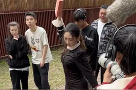 7月18日（报道）河南郑州，专业人士揭秘郑州微短剧市场演员薪资：群演日薪100-2000多元不等，男一男二日薪10000元起（大象新闻原创报道）#河南dou知道 #微短剧视频封面