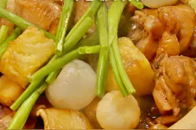 用荔枝和凤梨一起炖出来的啫鸡煲～香甜鲜嫩，而且做法超级简单！ #省饭课代表 #抖音博主的夏日美食局 #谁懂这一口的好吃程度 #大暑
