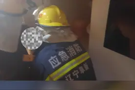 男子将门反锁喝药轻生，危急时刻消防员破门营救 #辽宁消防 @阜新消防 #消防救援 视频封面
