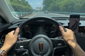 高速驾驶硬核法则 很多新手朋友，第一次跑高速，都很紧张，不敢给油提速，也不敢变道超车，明明在市区开得都很不错，但一上高速，就摸不着头脑，诶，不用着急，今天呢，我整理了高速驾驶的八个硬核法则，全都是能直接上手的干货，一定要点赞收藏，认真看完 #学车 #开车 #驾驶技巧 #新手司机 #每天一个用车知识