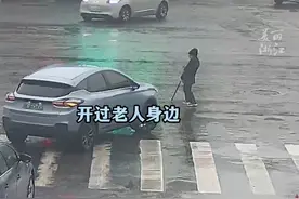 这是爱的接力！雨天88岁老太太拄拐艰难过马路，他们纷纷伸出援手。（供稿：美丽丽水 松阳融媒体）#田园松阳江南秘境视频封面